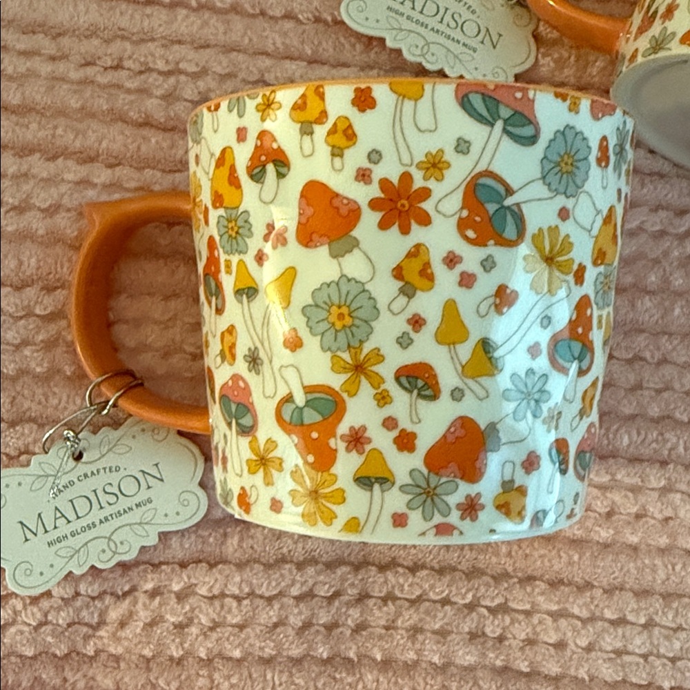 Set of 2 Madison 10 Strawberry Street Mushroom print mugs new! 18oz ceramic - Picture 2 of 7